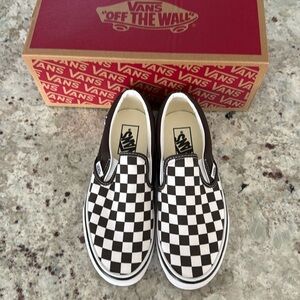 Classic Slip On Vans - Checkerboard NWT
W 7.0 M 5.5